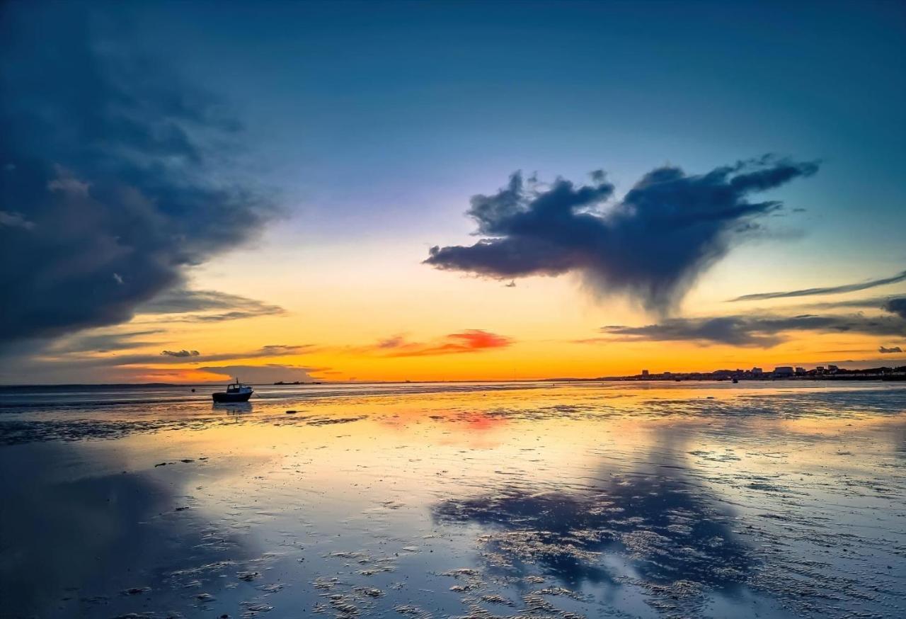 Seafront Suites - Close To Beach, Train Station & Southend Airport Southend-on-Sea Esterno foto