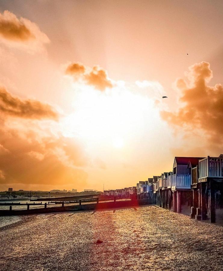 Seafront Suites - Close To Beach, Train Station & Southend Airport Southend-on-Sea Esterno foto